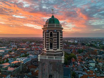 Peperbus Zwolle tijdens zonsopgang van Thomas Bartelds