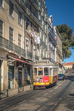 Tramlijn 28 Lissabon van Frans Nijland