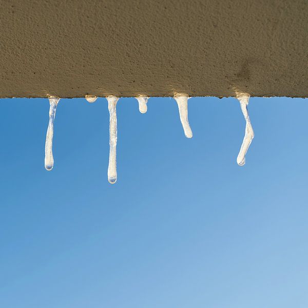 Des glaçons en regardant par la fenêtre en hiver par Heiko Kueverling