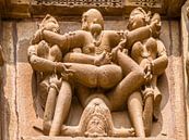 Khajurao - Lakshmana tempel, Erotisch relief - 8 van Theo Molenaar thumbnail