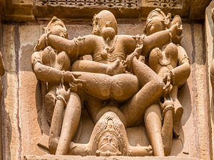 Khajurao - Erotisches Relief im Lakshmana-Tempel