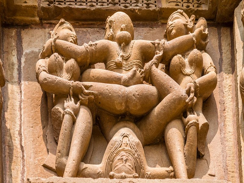 Khajurao - Lakshmana tempel, Erotisch relief - 8 van Theo Molenaar