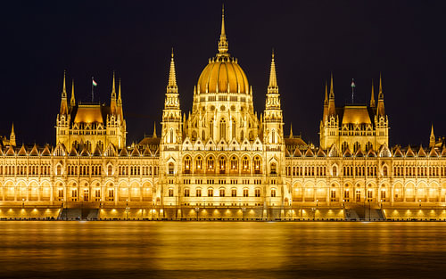 Het parlement van Boedapest weerspiegeld in de Donau