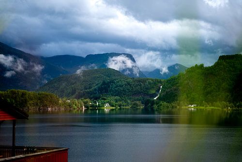 Entre les collines herbeuses.