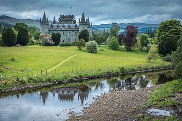 Kasteel Inveraray aan de rivier de Aray, Inveraray van Christian Müringer