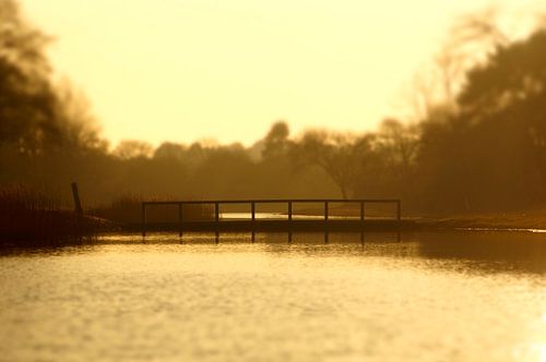 Zonsondergang bij de brug in Nederland