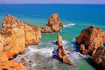 Rotsen bij Ponte Piedade in Lagos Portugal von Eye on You