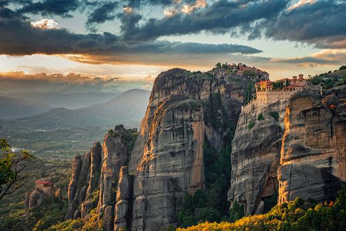 Uitzicht op meteorakloosters tijdens zonsondergang.