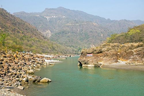 De heilige rivier de Ganges in India bij Laxman Jhula 