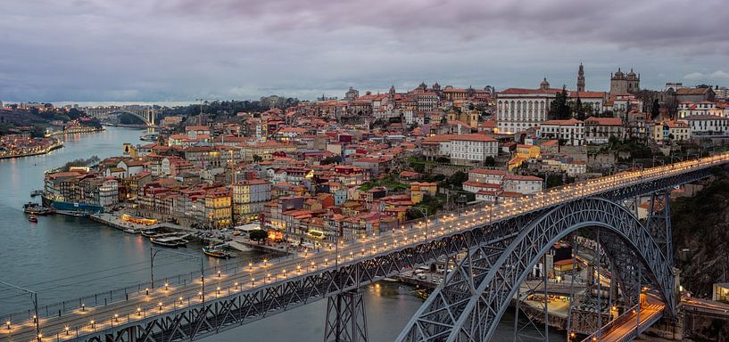 Porto - Ponte Luís I in het blauwe uur van Teun Ruijters