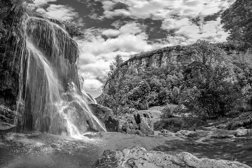 Waterval in Frankrijk in zwart-wit