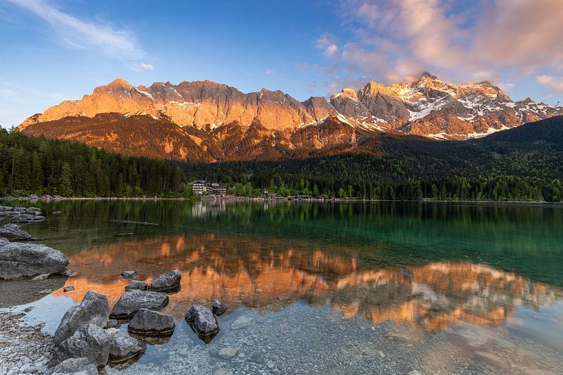 Alpenglühen am Eibsee , Alpengloed bij Eibsee-Alpenglow a Eibsee-Alpenglühen am Eibsee von Christina Bauer Photos