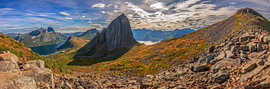 Vue panoramique depuis le mont Hesten sur le sommet imposant du Segla