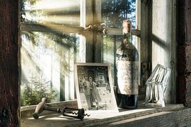 Blick aus einem rustikalen Holzfenster von Jürgen Wiesler