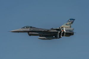 Flyby d'un magnifique F-16 de la Force Aérienne Belge. Ce F-16 a été très joliment peint à l'occasio