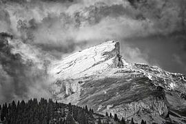 schneebedeckter Gipfel in den Alpen