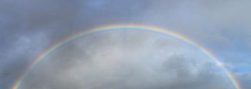 Regenboog in een donkere stormachtige lucht van Sjoerd van der Wal Fotografie