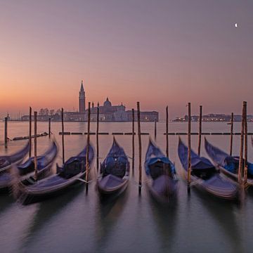 Venetië - Zonsopgang boven de gondels op het San Marcoplein van t.ART