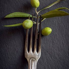 Alte Silbergabel mit Oliven von Elly de Vries