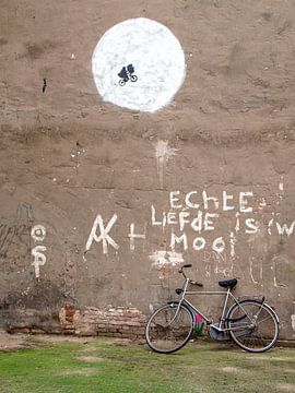 Fiets tegen en op de muur. van Roelof Aleva