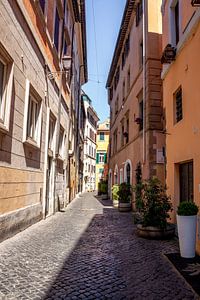 Une rue étroite à Rome sur Mickéle Godderis