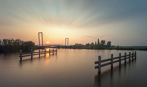 Fietsbrug de Waterjuffer tijdens zonsondergang