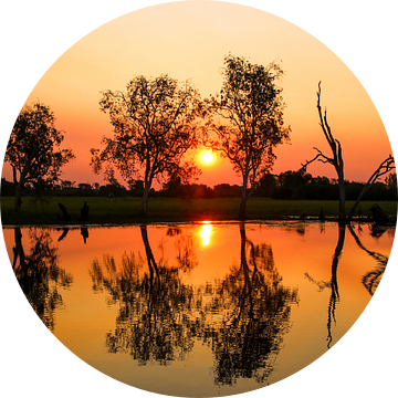 Koperkleurige zonsondergang met spiegeling in Kakadu National Park van The Book of Wandering