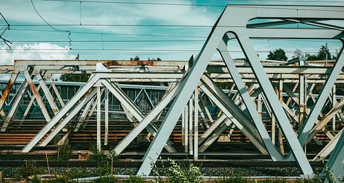 Staal & Diagonalen – Gelaagde Spoorbruggen onder Turquoise Lucht