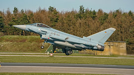 Ein deutscher Eurofighter Typhoon hebt mit Nachbrenner ab.