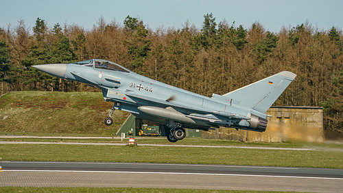 Ein deutscher Eurofighter Typhoon hebt mit Nachbrenner ab.