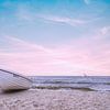 Witte houten boot in het zand van Tilo Grellmann | Photography