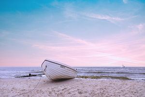 Weißes Boot aus Holz im Sand