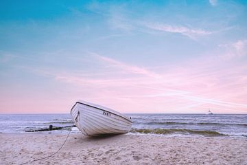 Witte houten boot in het zand