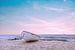 Bateau blanc en bois dans le sable sur Tilo Grellmann | Photography
