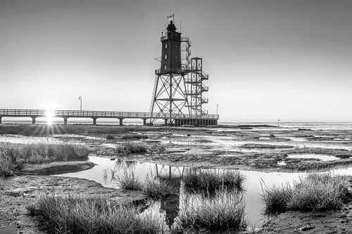 Vuurtoren Obereversand aan de Noordzee in zwart-wit