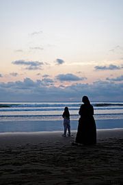 Zärtliche Momente am Meer bei Sonnenuntergang von Frank Photos