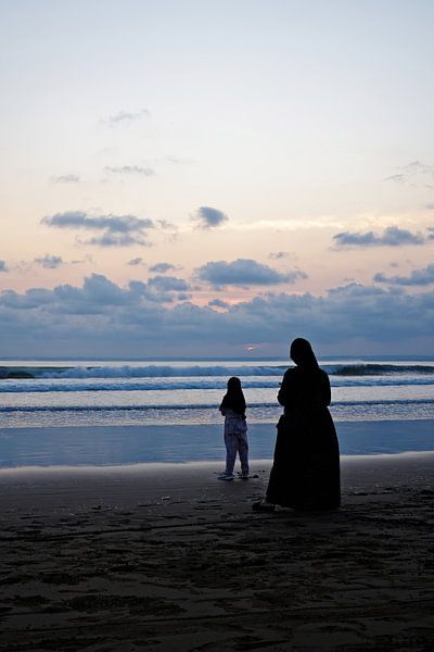 Instants de tendresse au bord de la mer au coucher du soleil par Frank Photos