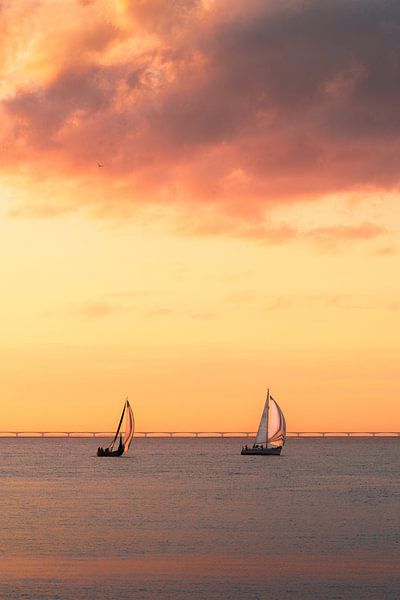 Segelboote vor einem orangefarbenen, bewölkten Himmel von Sugar_bee_photography