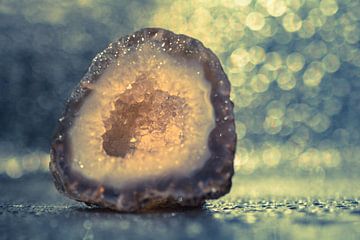 Stein mit Geode in warmen Vintage-Farben von Lisette Rijkers