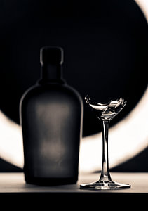 Flasche mit Glas