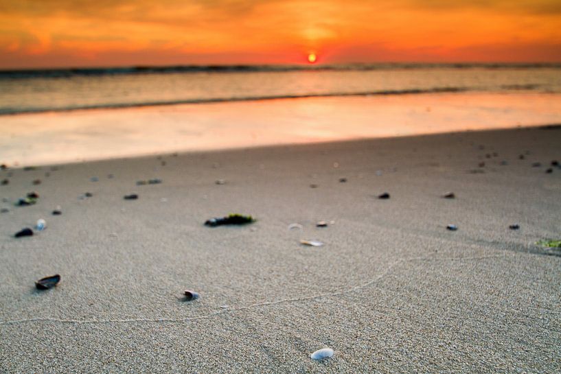 Strand zonsondergang von Karin van den Berg