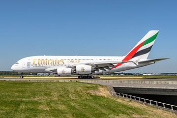 Emirates Airbus A380 taxiet naar de startbaan.