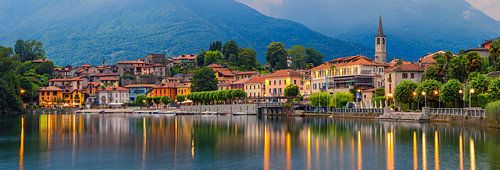 Panorama van een avond in Mergozzo, Italië