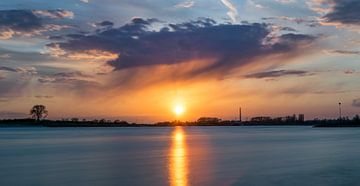 zonsondergang boven de waal van Patrick Verhoef