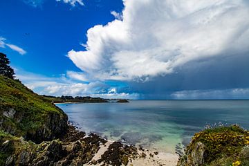 Stortbuien trekken over zee bij de Gros Rocher, Belle Ile en Mer van Arthur Puls Photography