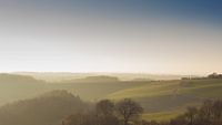 heuvels verhuld in mist