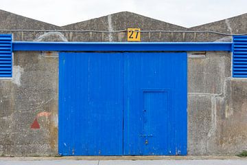 De blauwe roldeur van Nr. 27 van Fred Schuch