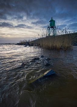 Rust en Kracht aan de Waterkant: Een Unieke Maritieme Sfeer
