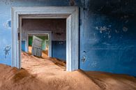 Maison dont la porte s'est détachée dans un sable de plusieurs mètres de haut - Kolmanskop, Namibie par Martijn Smeets Aperçu
