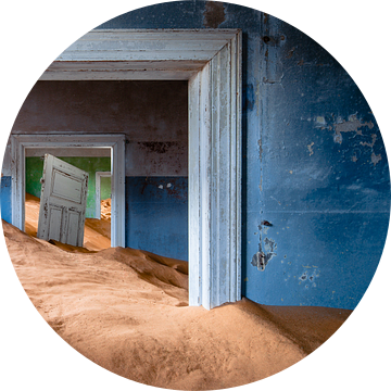 Huis met losse deur in metershoog zand - Kolmanskop, Namibië van Martijn Smeets
